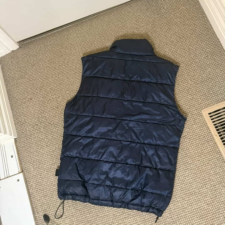 GUESS PUFFER VEST (M)