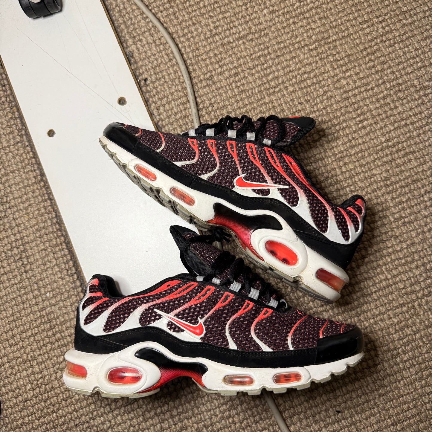 NIKE TN HOT LAVA (9.5)