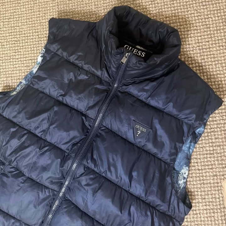 GUESS PUFFER VEST (M)