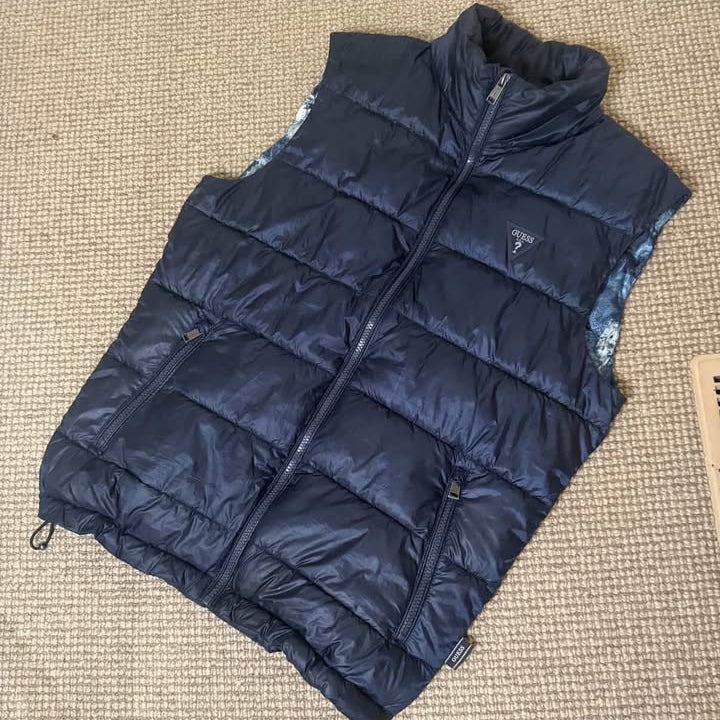 GUESS PUFFER VEST (M)
