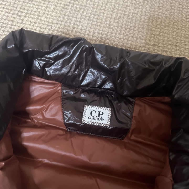 CP COMPANY PUFFER VEST (M)