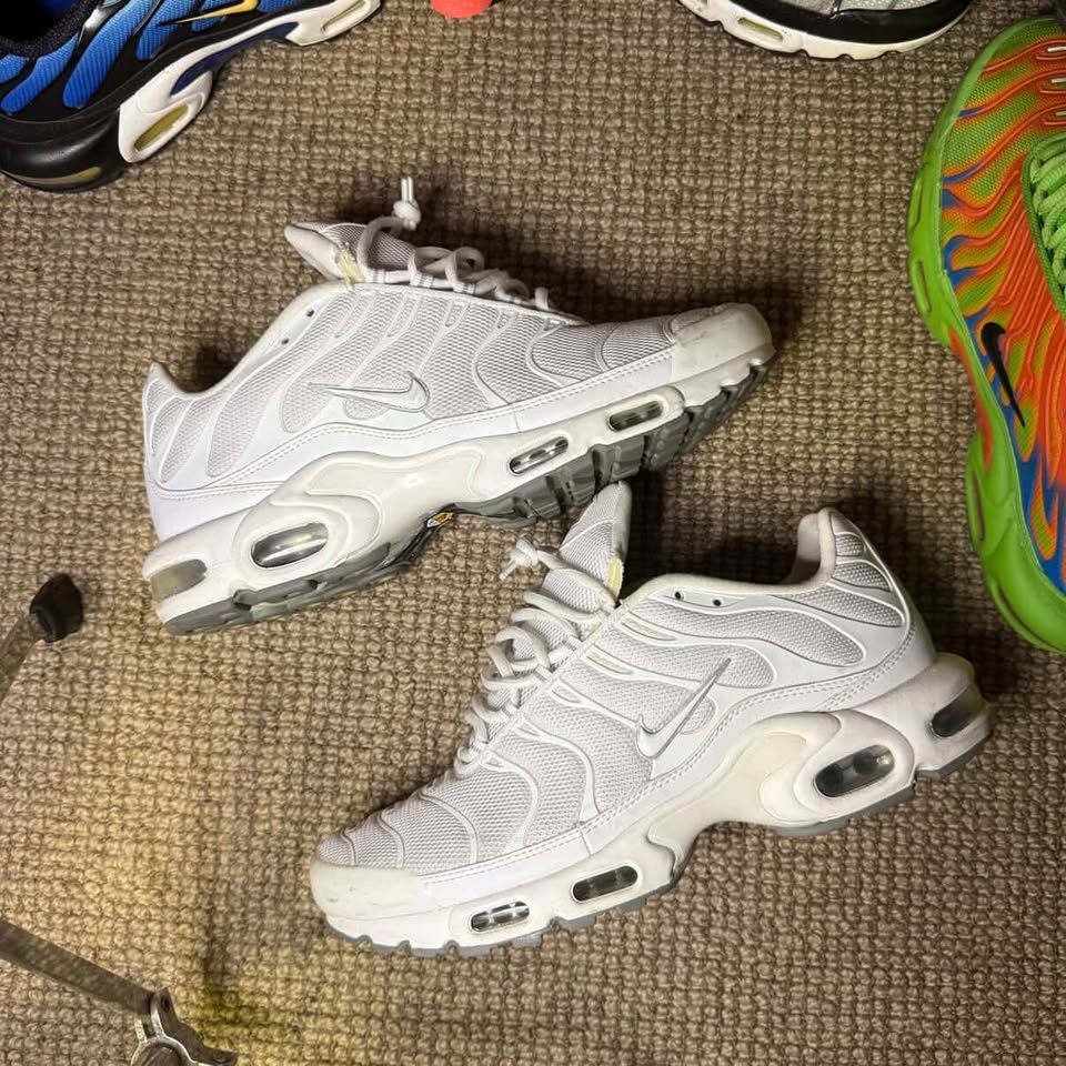 NIKE TN TRIPLE WHITE (10)
