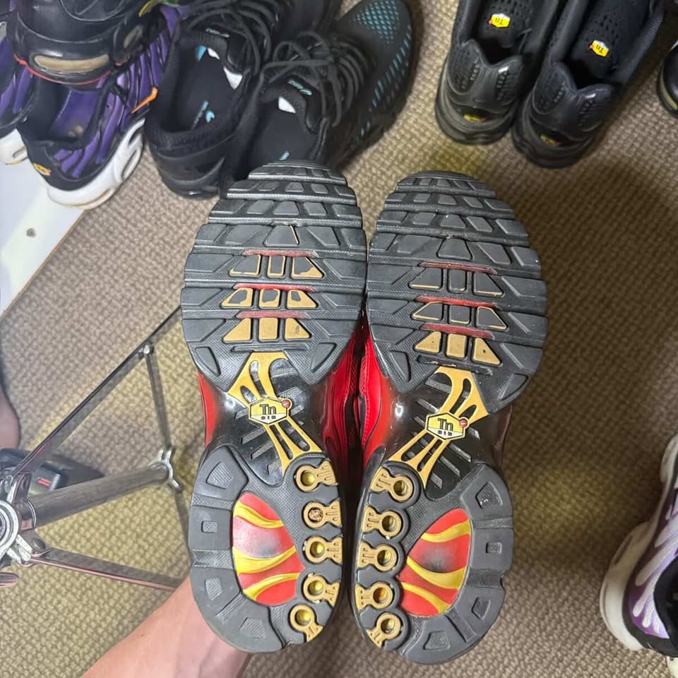 NIKE TN LOVES (10.5)