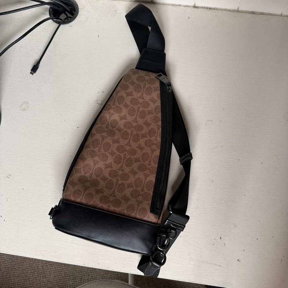 COACH DOMINIC SLING BAG