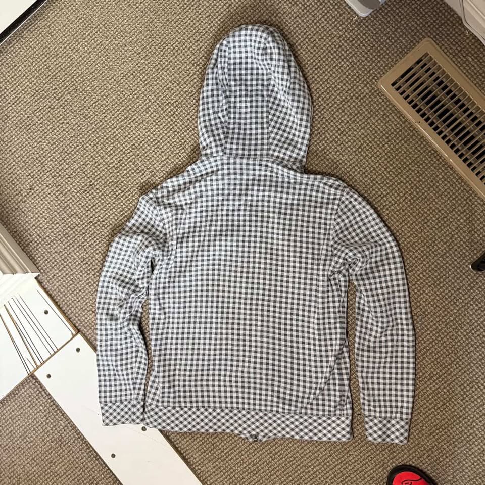 BURBERRY ZIP HOODIE (XS)