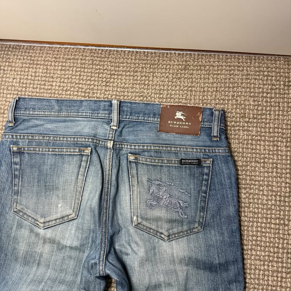 BURBERRY HORSE JEANS (30)