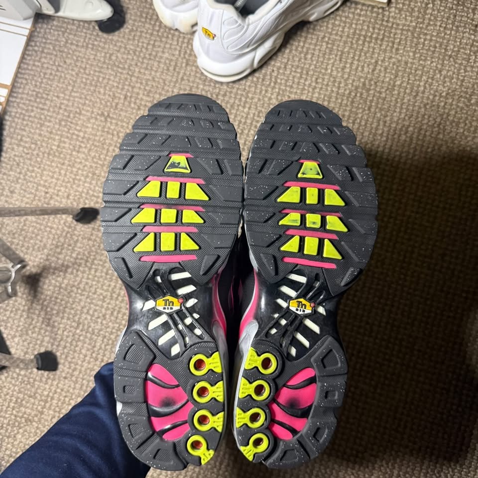 NIKE TN PINK VOLT (9.5)