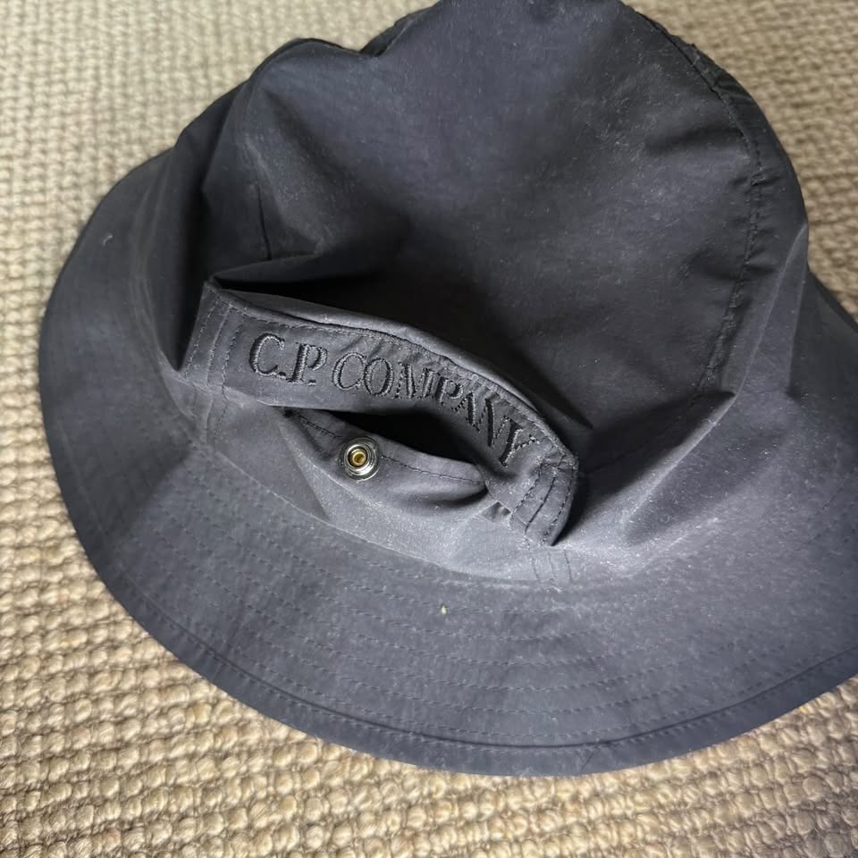 CP COMPANY BUCKET HAT (L)