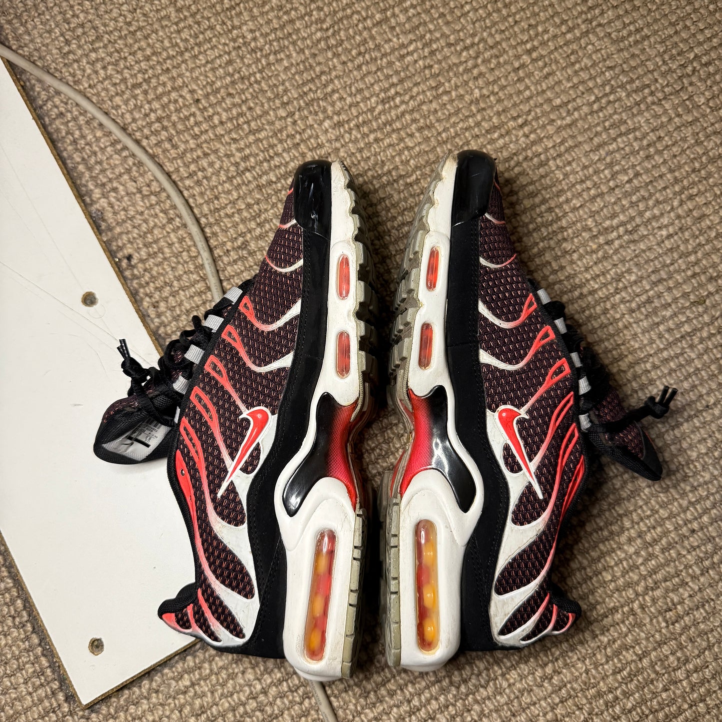 NIKE TN HOT LAVA (9.5)