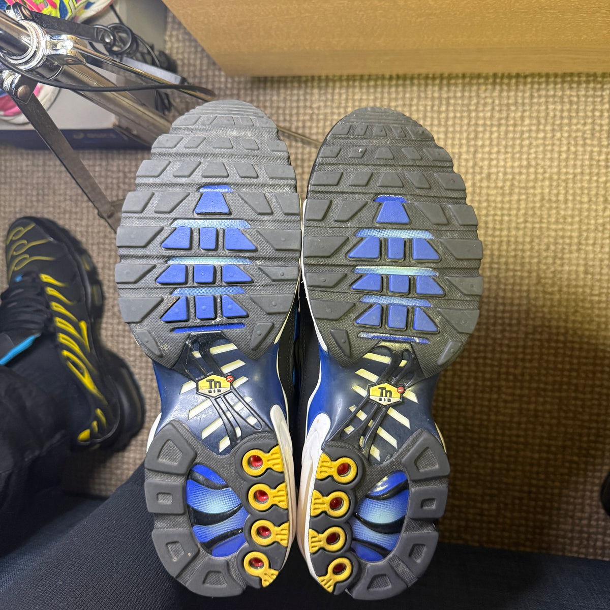 NIKE TN (9.5)