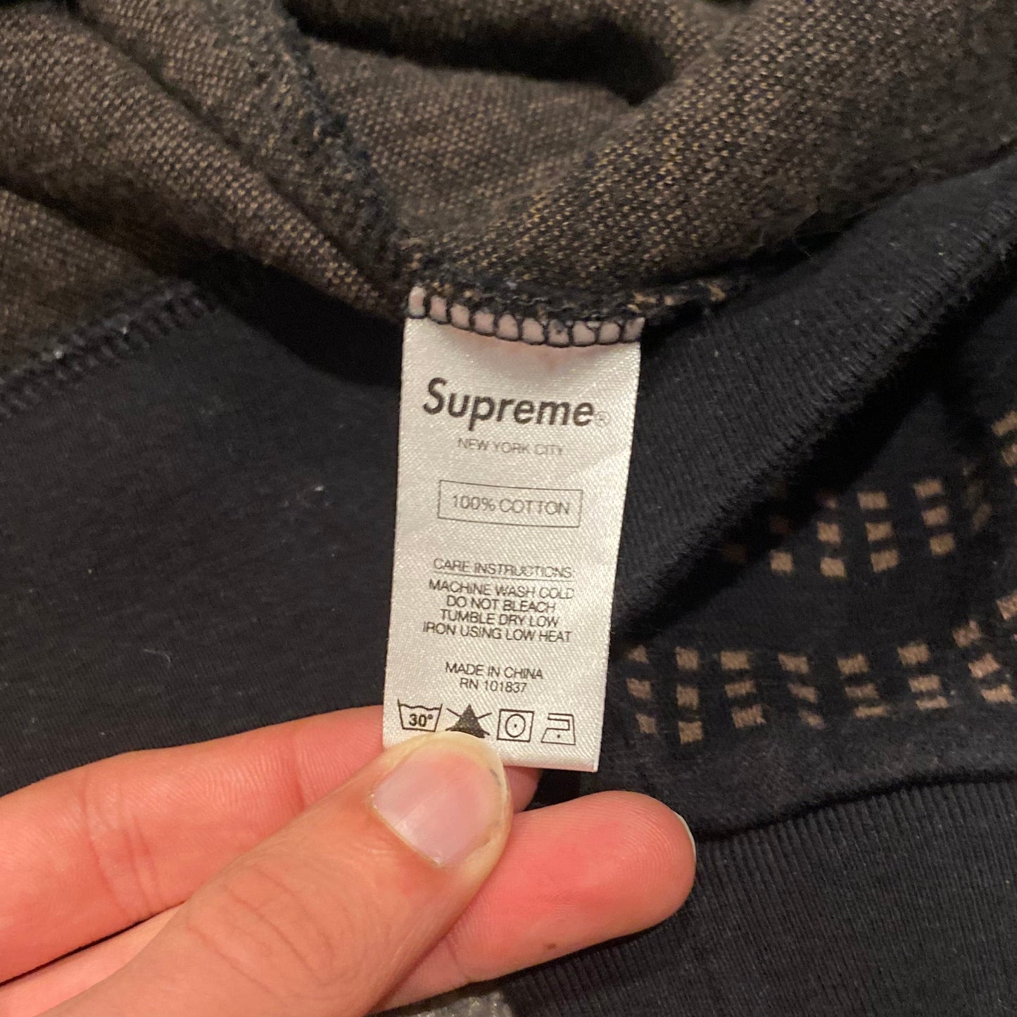 SUPREME SWEATER (M)