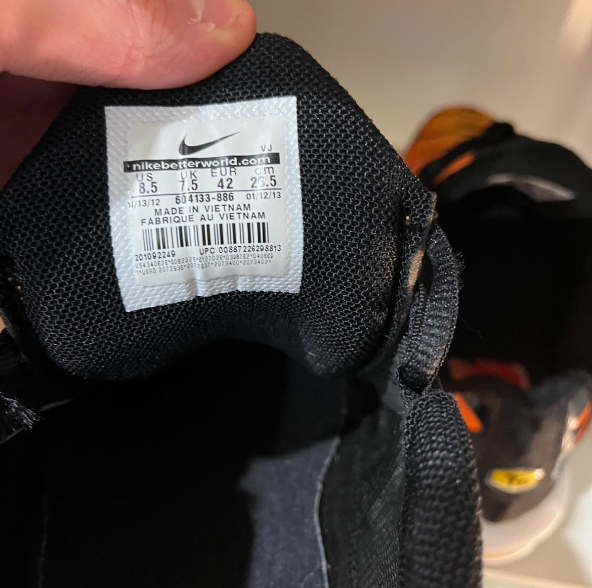 NIKE TN TIGERS (8.5)