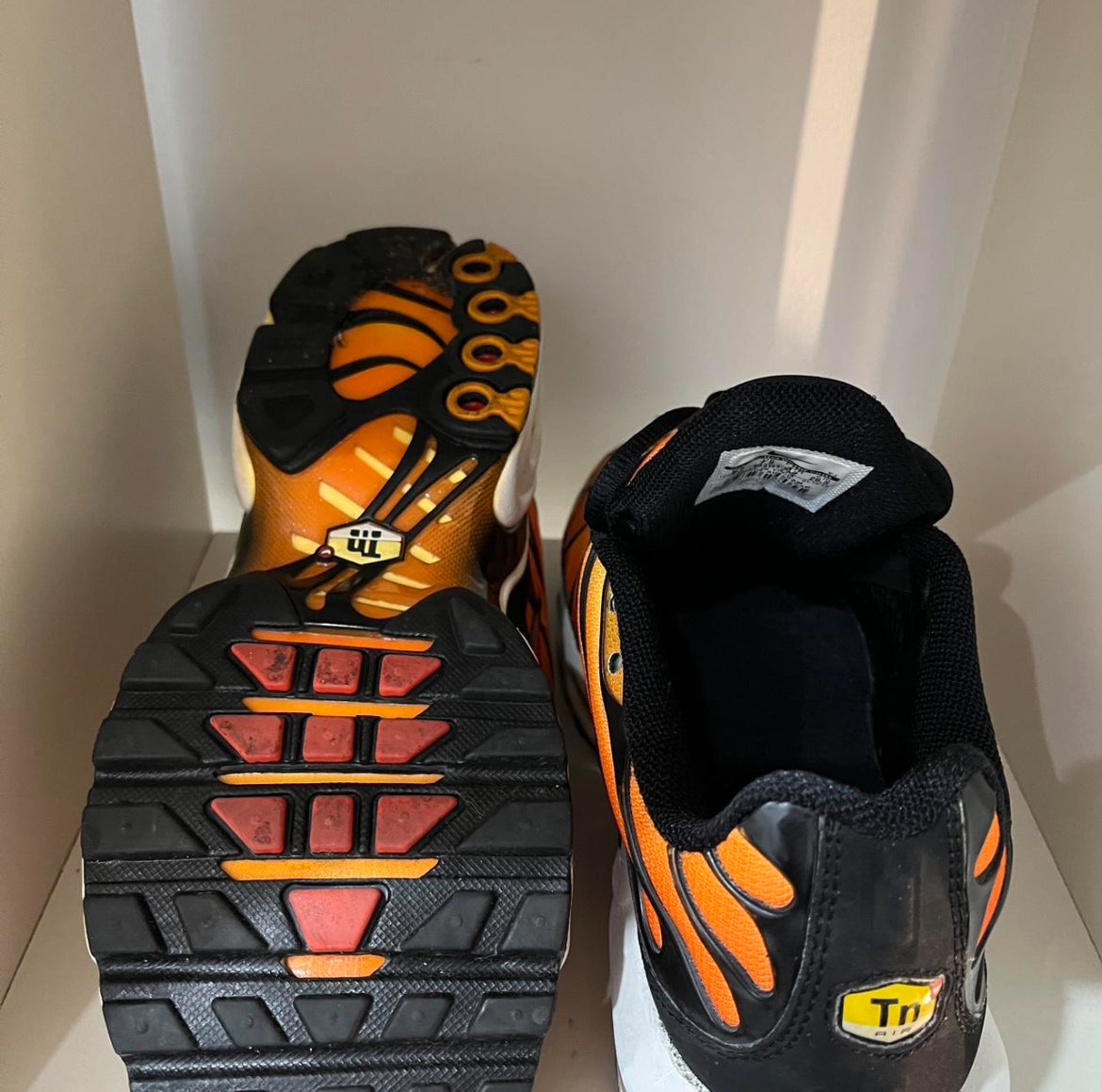 NIKE TN TIGERS (8.5)