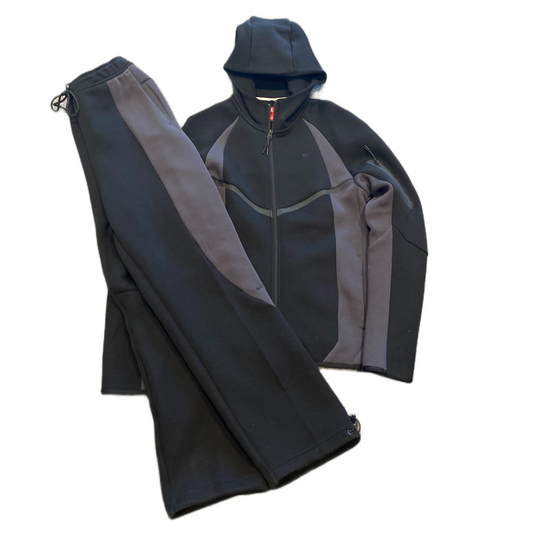NIKE TECH FLEECE TRACKSUIT (S,L)