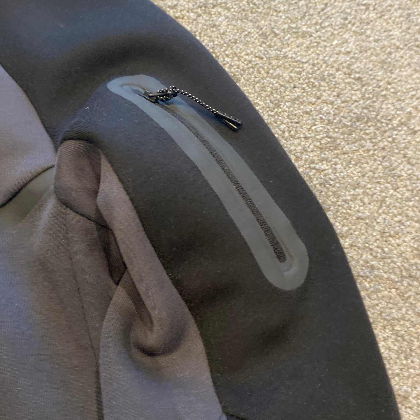 NIKE TECH FLEECE TRACKSUIT (S,L)