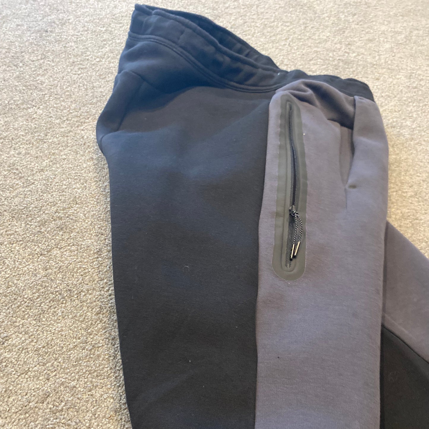 NIKE TECH FLEECE TRACKSUIT (S,L)