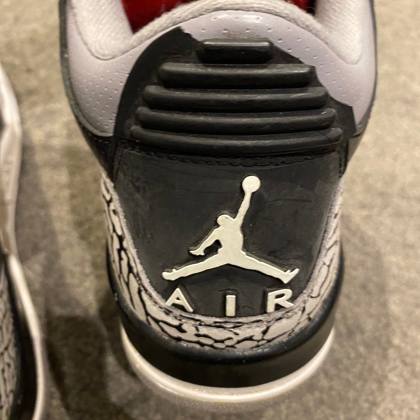 NIKE AIR JORDAN 3 RETRO "RED CEMENTS" (8.5)