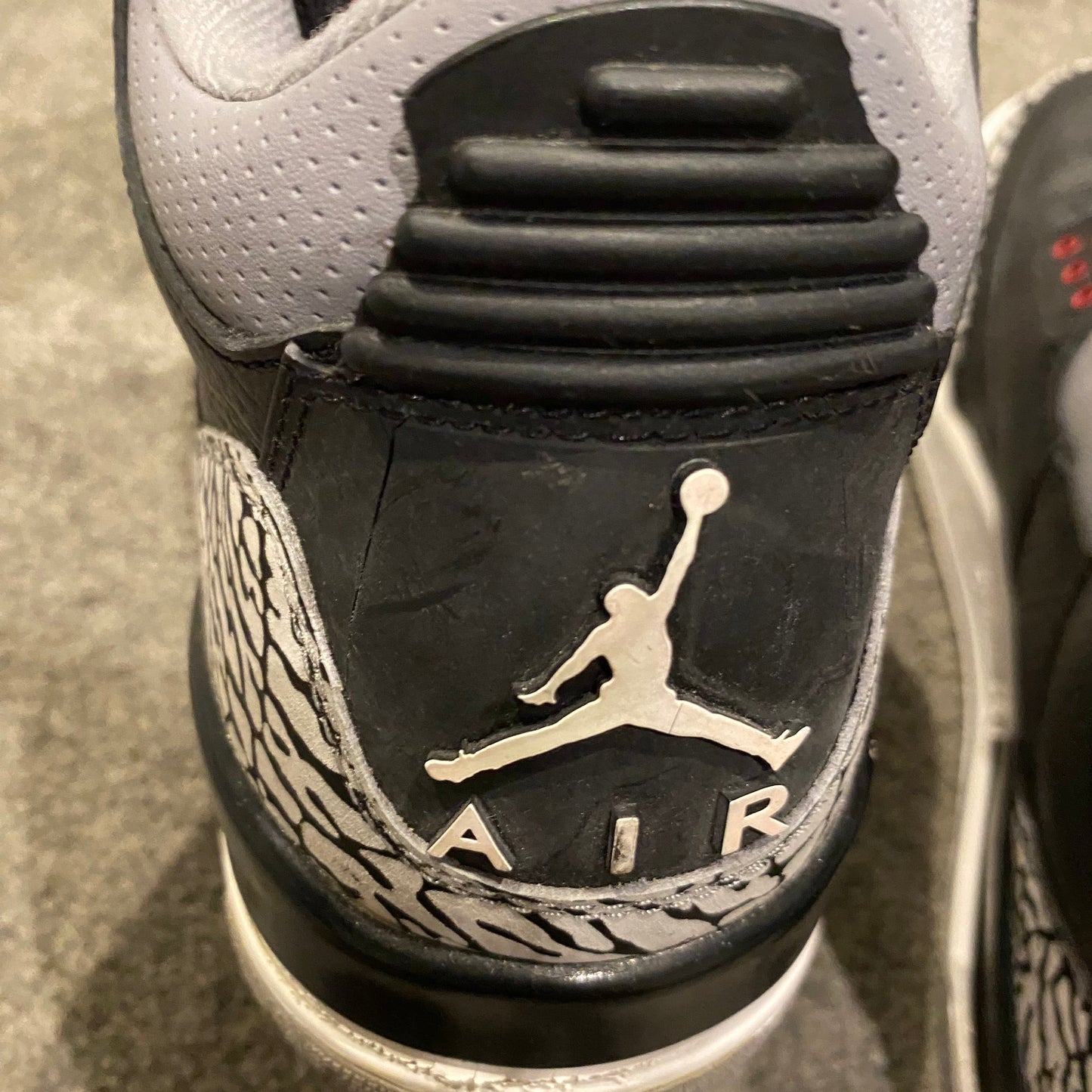 NIKE AIR JORDAN 3 RETRO "RED CEMENTS" (8.5)