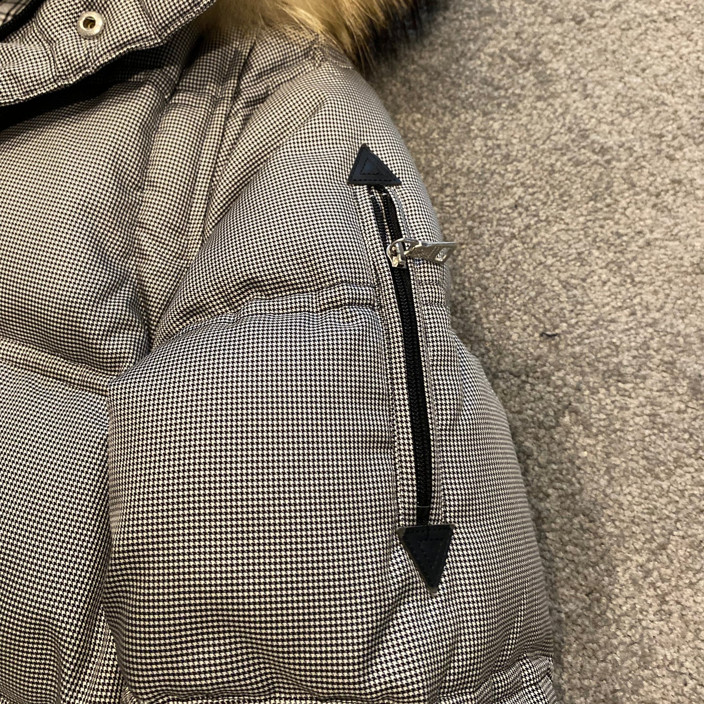 BURBERRY PUFFER JACKET (M)
