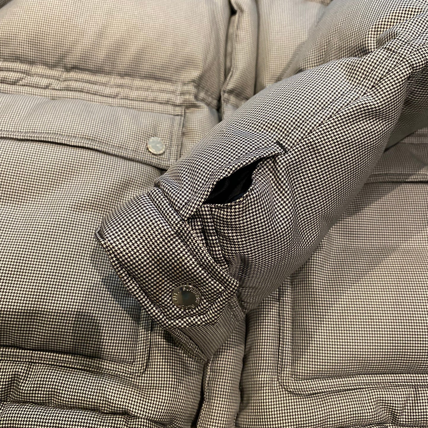 BURBERRY PUFFER JACKET (M)
