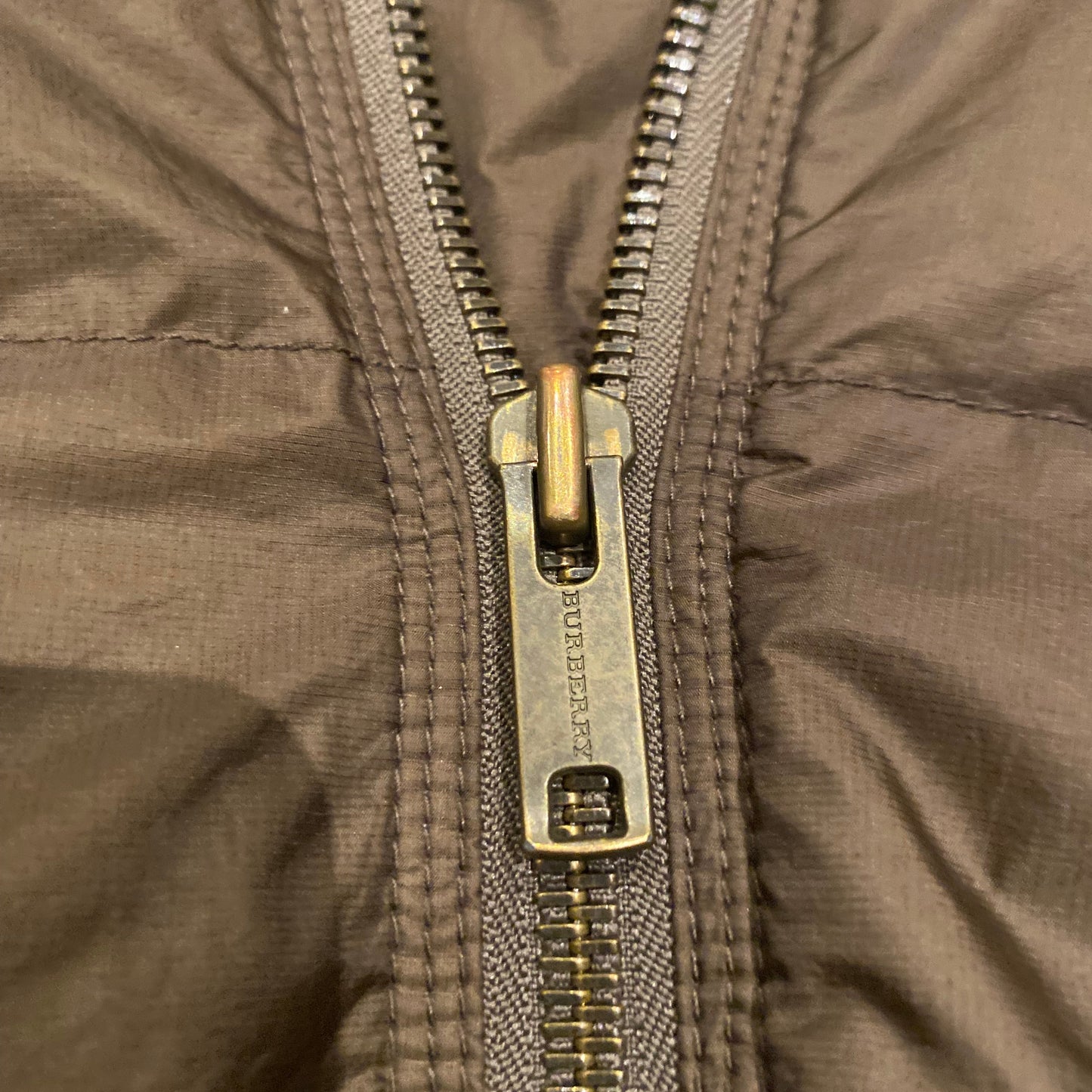 BURBERRY PUFFER JACKET (M)