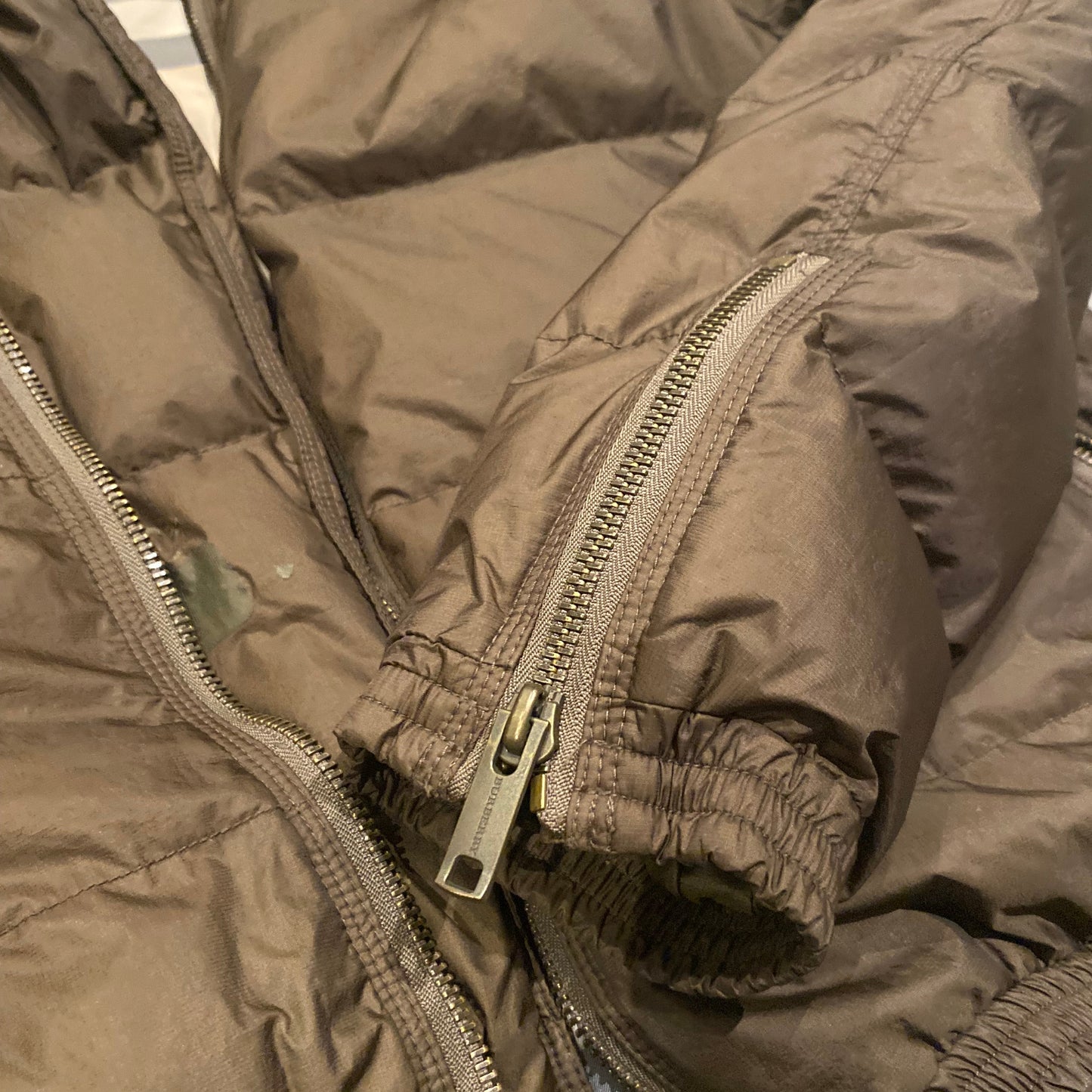 BURBERRY PUFFER JACKET (M)